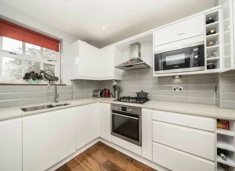 Modern 3-Bed Townhouse with Garage - Ideal for Professionals or Families