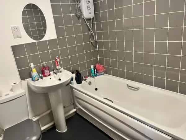2 Bed Terraced House Near River and Park