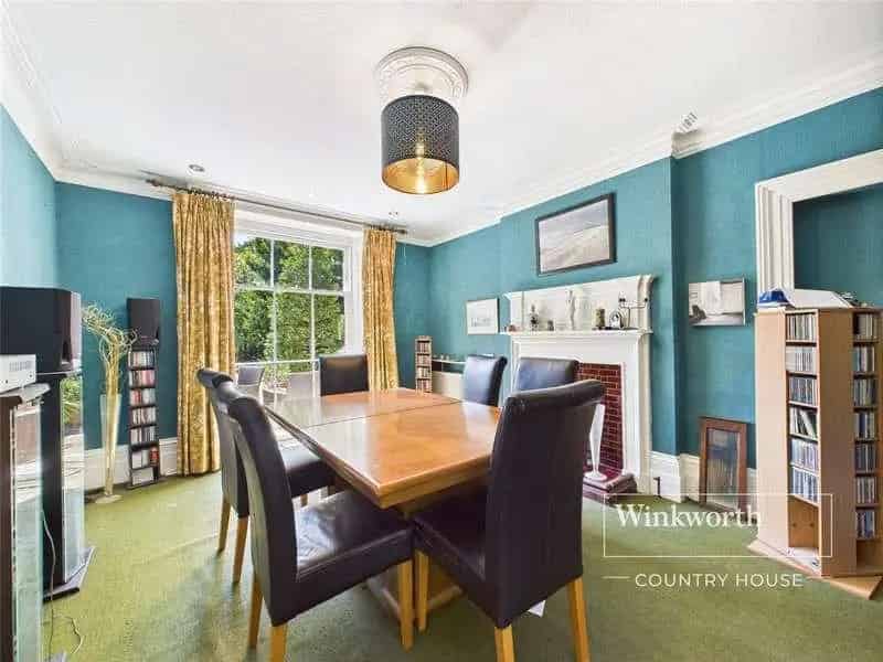 6 Bed Detached House For Sale