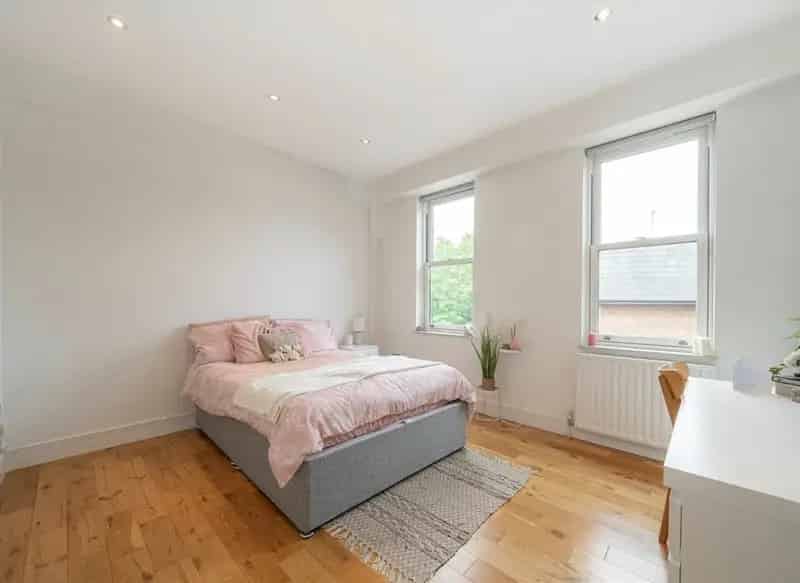 2 Bed 2 Bath Split Level Flat Hampton No Onward Chain