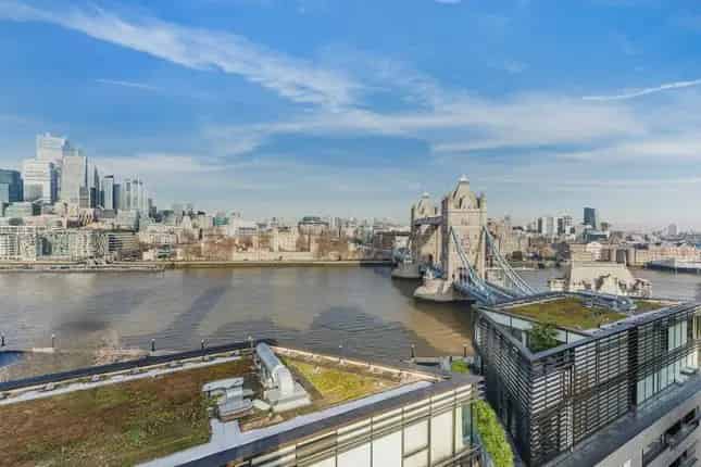 Luxury 2-Bed Riverside Penthouse with Stunning Thames Views