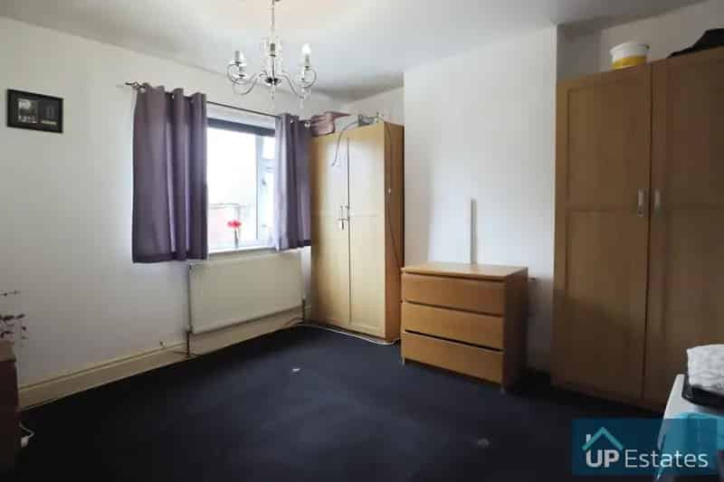 2 Bedroom Terrace House To Rent No Upward Chain