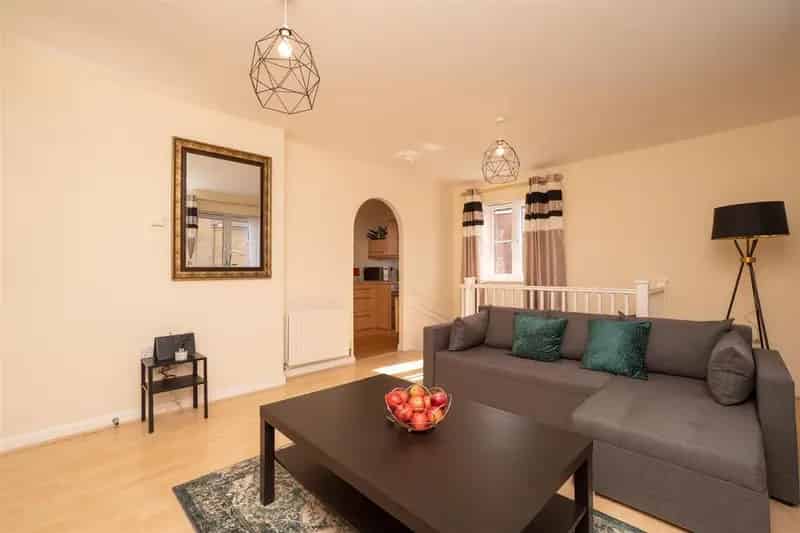 2 Bedroom Coach House To Rent