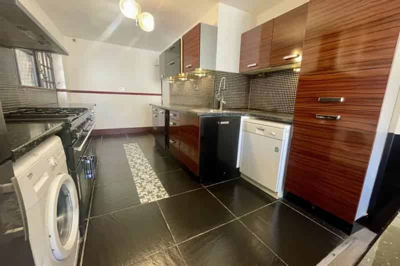 Seven Bedroom Detached Family Home with Four Bathrooms and Ample Parking