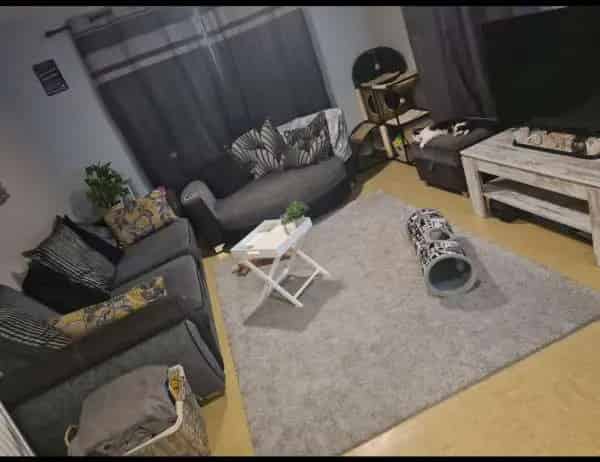 Large 2-Bed Flat Near Transport Links - Pet Friendly