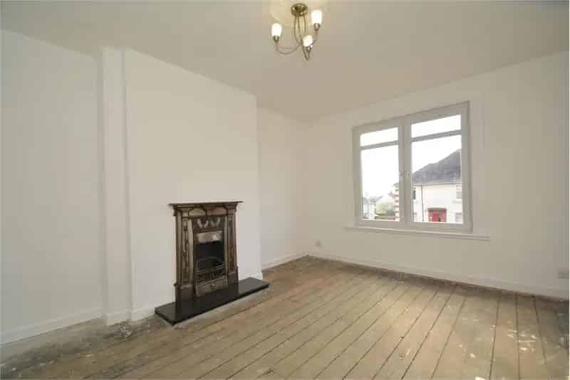 2 Bed Upper Flat Near Amenities