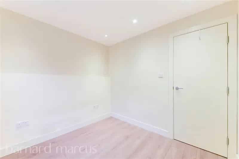 Woking Town Centre Apartment - Modern Top Floor Flat Near Station
