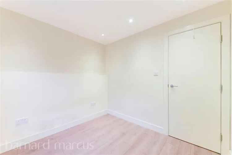 Woking Town Centre Apartment - Modern Top Floor Flat Near Station