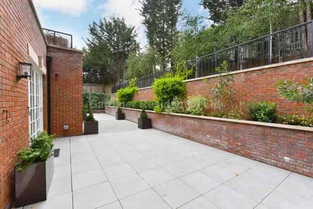 Luxury 4 Bedroom Flat Ealing 2661 sq ft Garden
