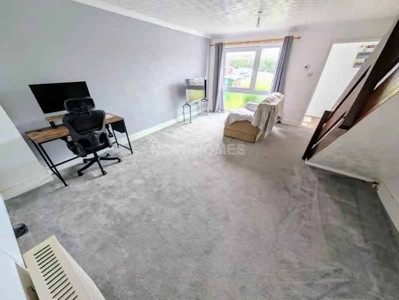 3 Bedroom Semi Detached House to Rent Near Glen Park Primary School