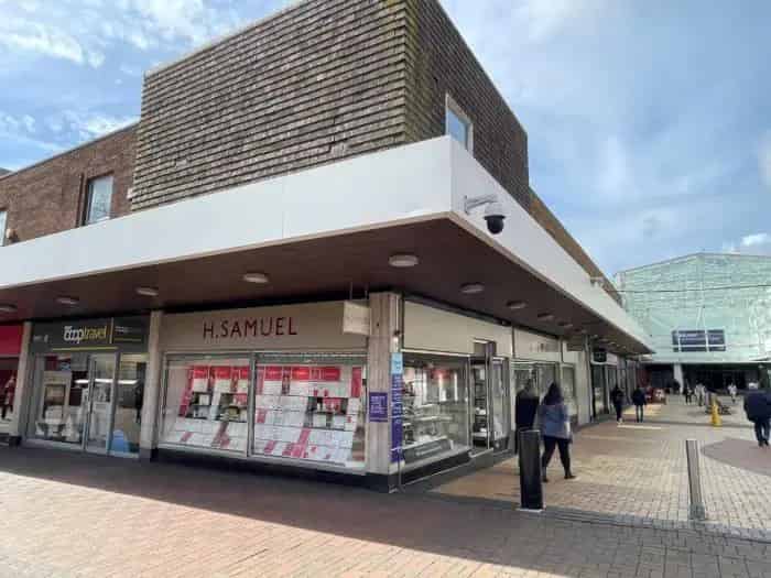 Retail Space for Lease in Busy Shopping Center