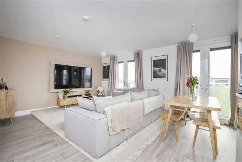 2 Bed Flat - Top Floor with 1 Reception Room