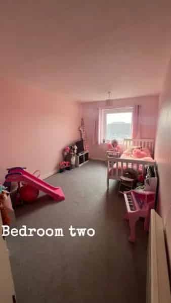 2 Bed Flat Near Schools Shops and Transport