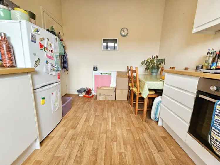 House Share: Spacious Double Bedroom in Two-Bedroom Flat