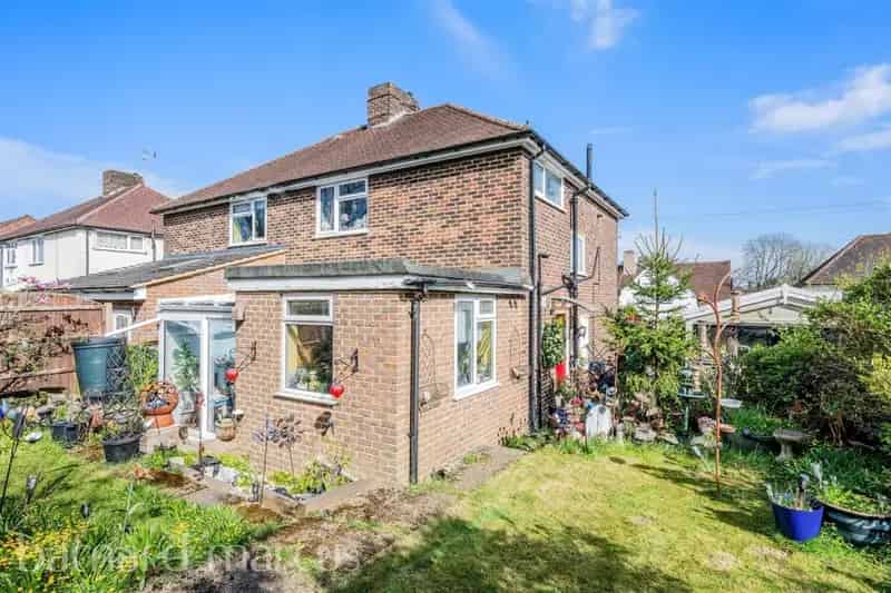 Family Home with Modern Kitchen Extension and Detached Garage