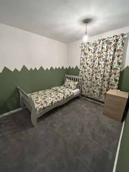 2 Large Bedroom House Near Shops and Schools