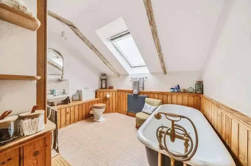 7 Bed House for Sale: Peaceful Country Retreat