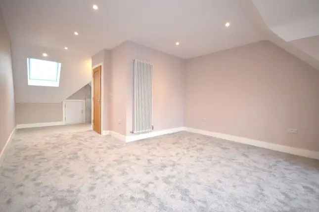 4 Double Bedroom Semi-Detached House to Rent in London W3