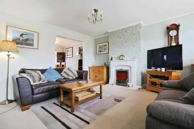 3 Bedroom Semi-Detached House with Driveway and Garage
