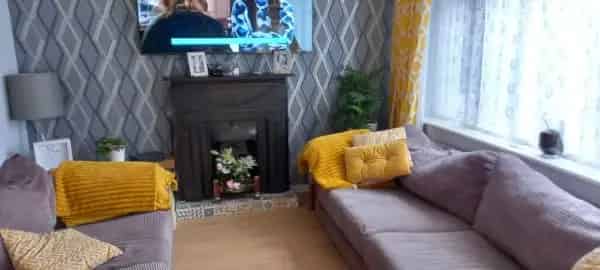 4 Bedroom House Near Transport and Shops