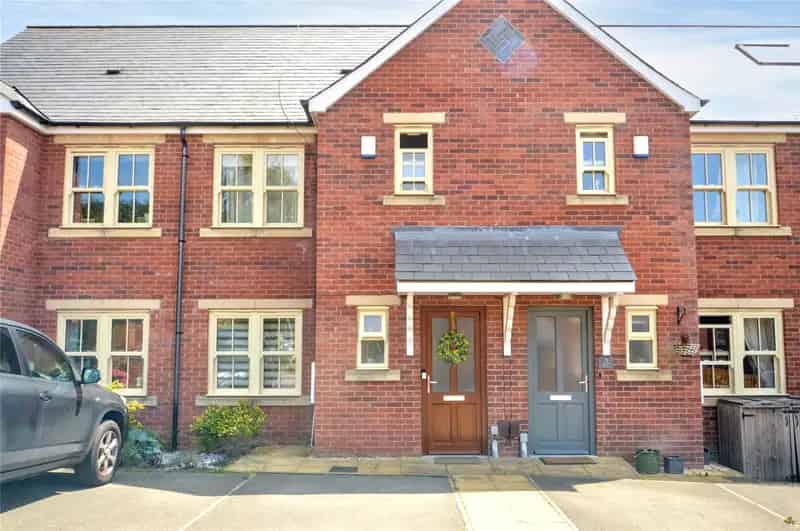 Three Bedroom Townhouse with Guest WC and Ensuite Near Amenities