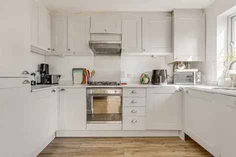 2 Bedroom Flat 69m² Clapham South Balham London
