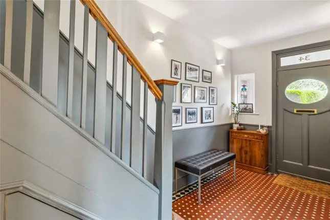 Semi-detached House for Sale in Ascott Avenue London W5