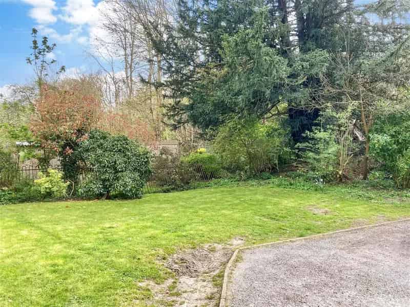 2 Bedroom Maisonette For Sale - Reigate