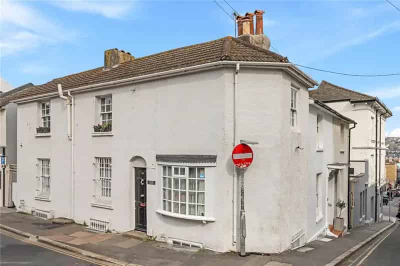 4 Bedroom End of Terrace House for Sale