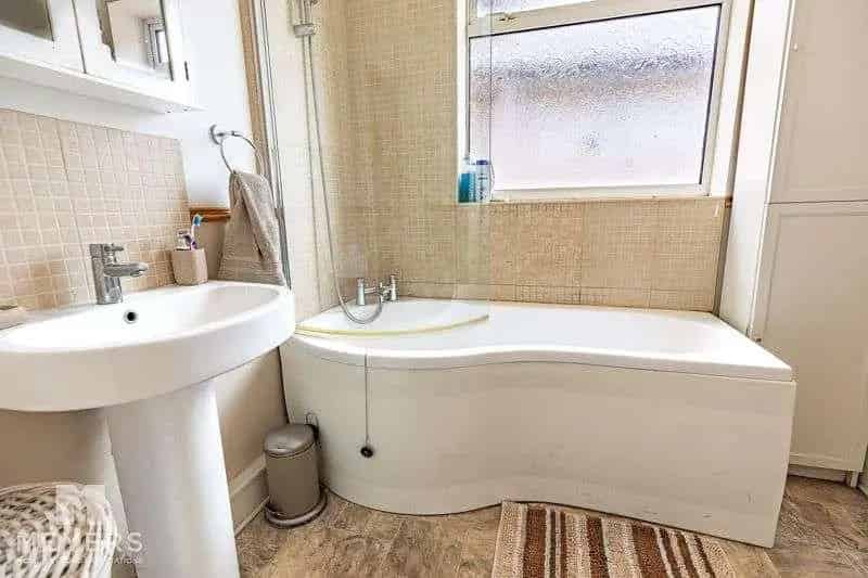 2 Bed Maisonette for Sale Chain Free Private Garage Garden