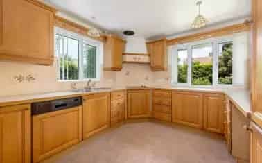 Spacious 3-Bed Detached Bungalow in Staplegrove Taunton