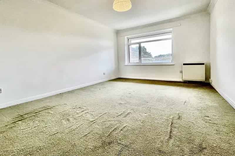2 Bedroom Apartment Bournemouth Vacant Possession Parking