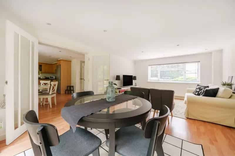 5 Bedroom Extended Townhouse with Garage and Landscaped Garden