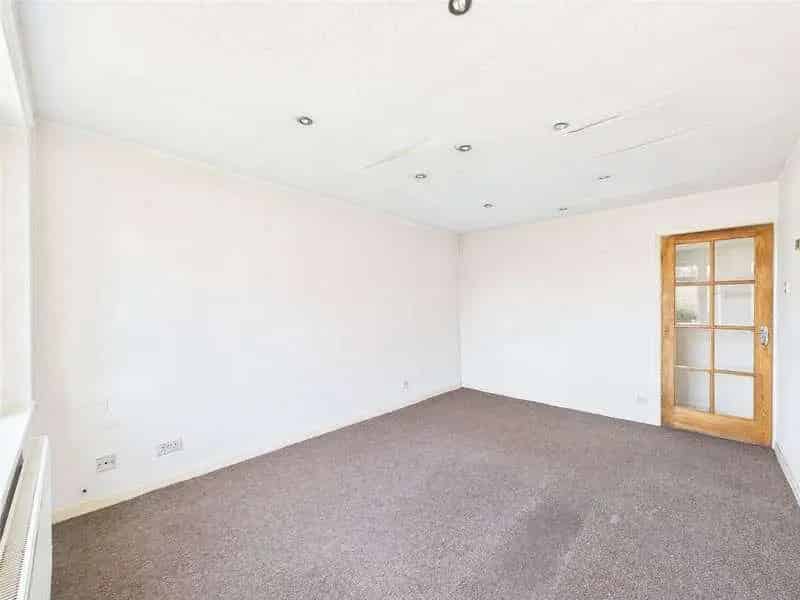 1 Bed Flat for Sale - Cosy Apartment with Garage and Gardens