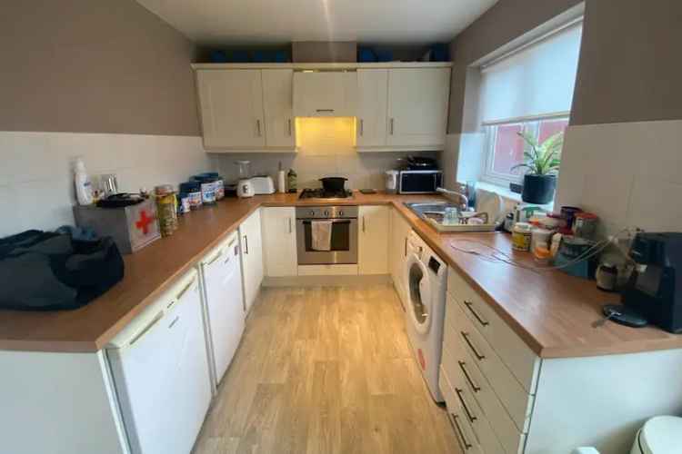 3 Bed Mid Town House Near A59 Commuter Links