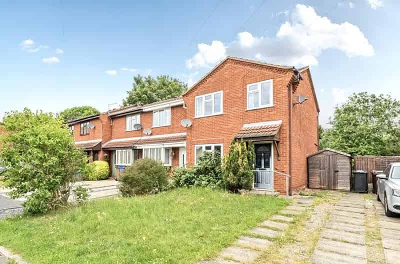 3 Bedroom End Terrace House Requiring Renovation