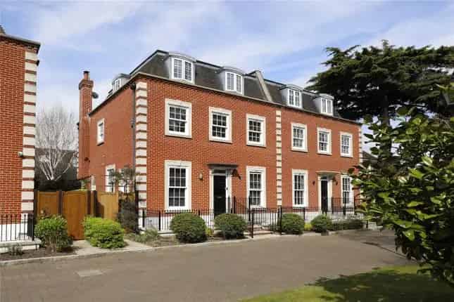 6 Bedroom Semi-Detached House for Sale in Wimbledon