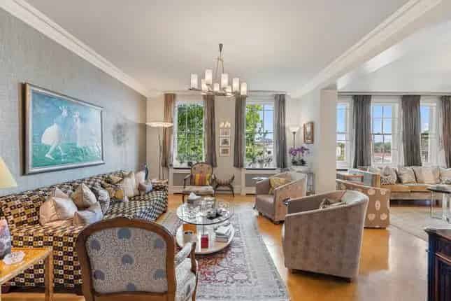 Elegant Kensington Apartment 3 Beds 2 Baths 2 Garages