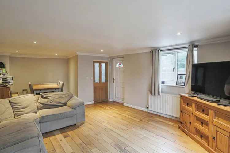 4 Bedroom Family Home with Fitted Kitchen and Detached Garage