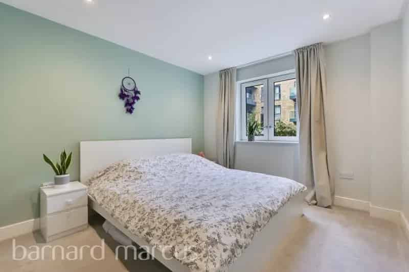 One Bedroom Apartment Isleworth Near River Modern Kitchen Terrace