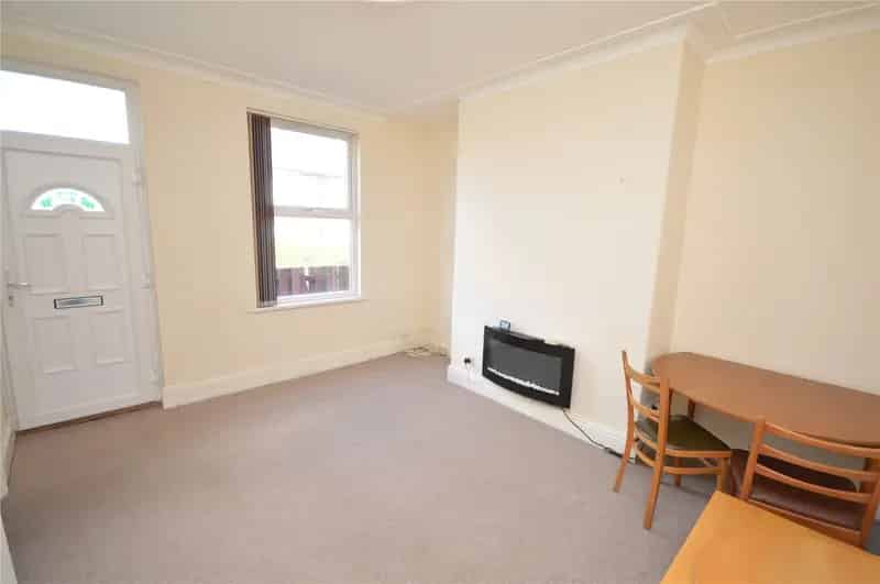 Two Double Bedroom End Terrace House Near M62 M1 Motorways