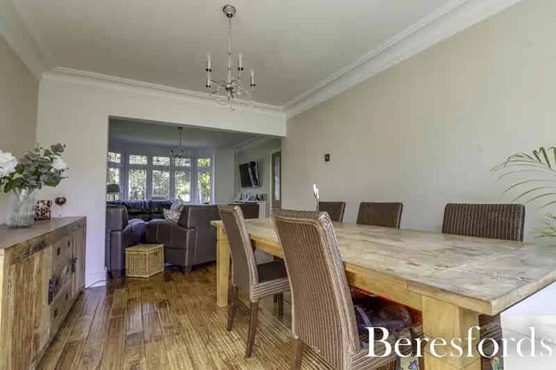 3 Bedroom Semi Detached House For Sale Ingrave