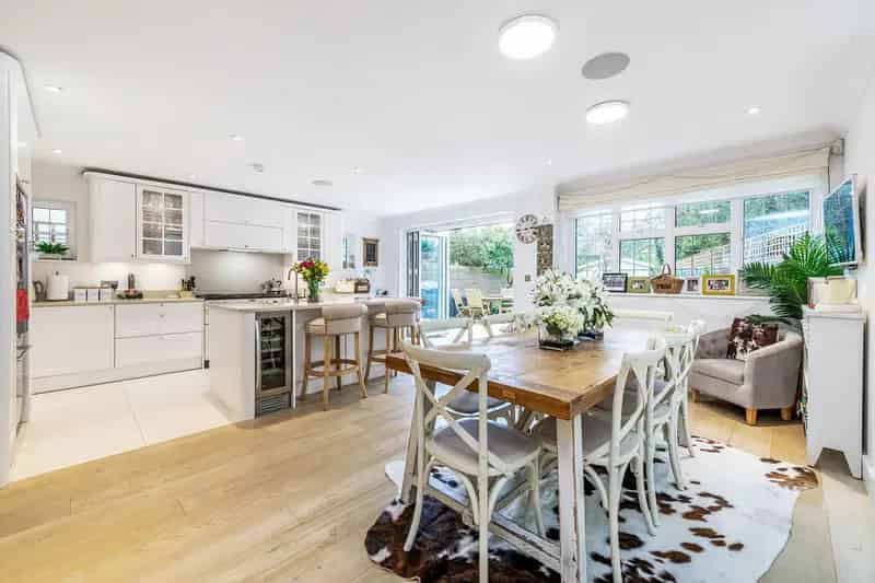 5 Bedroom Detached House with Modern Aesthetic and Large Garden
