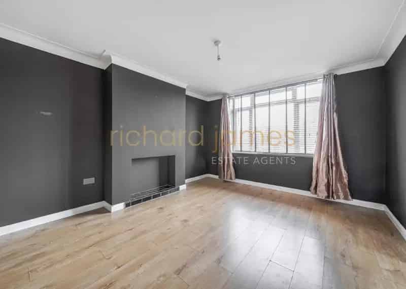 3 Bed House for Sale Mill Hill - Extension Potential