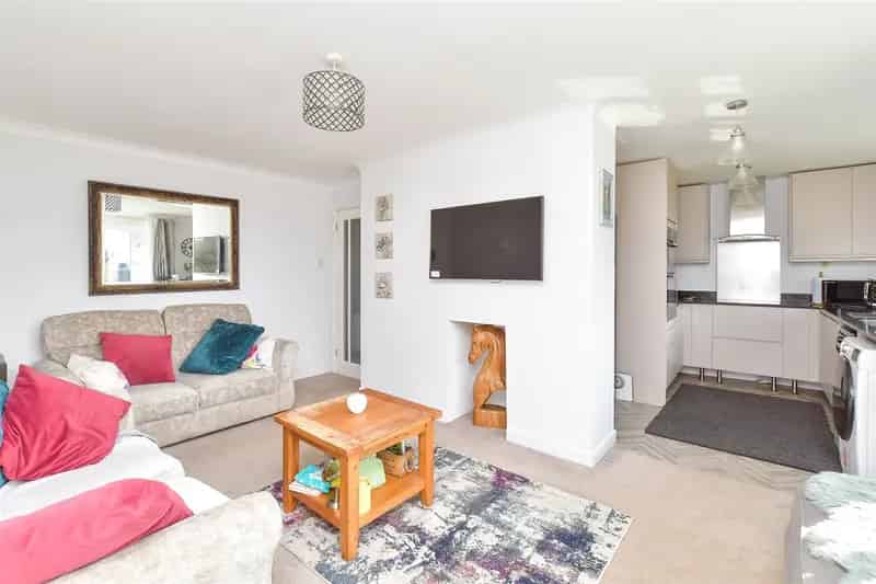 2 Bedroom Semi-Detached Bungalow Near Seafront