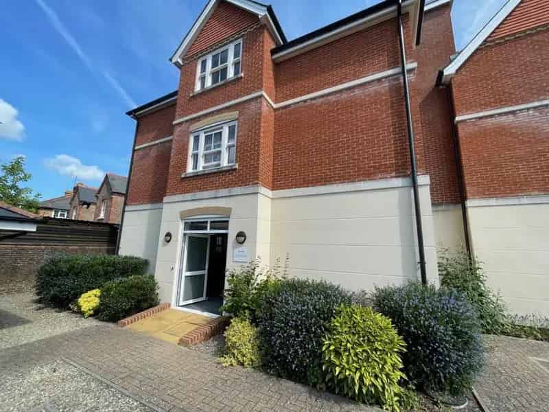 Modern Office Space with Parking and Landscaped Gardens