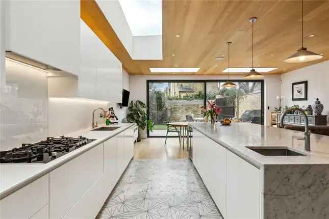 Semi-detached House for Sale in Clapham Common West Side SW4