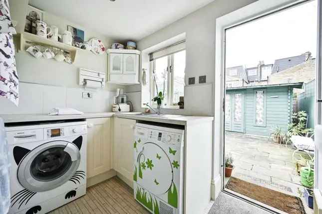 3 Bed 3 Floor Flat to Rent in Munster Village Fulham