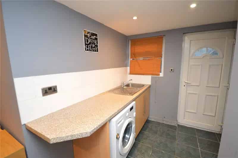 One Bedroom Terrace House Near M62 M1 Motorways