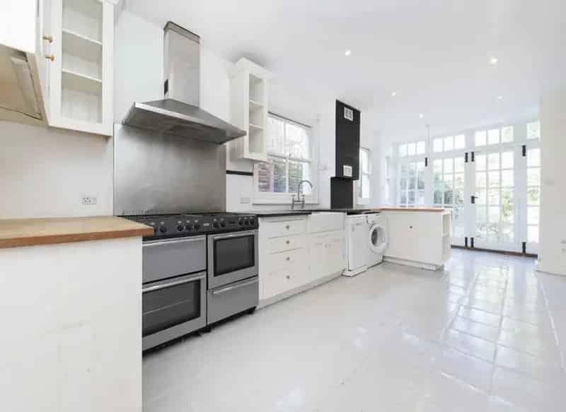 Spacious 3-Bedroom House with Garden